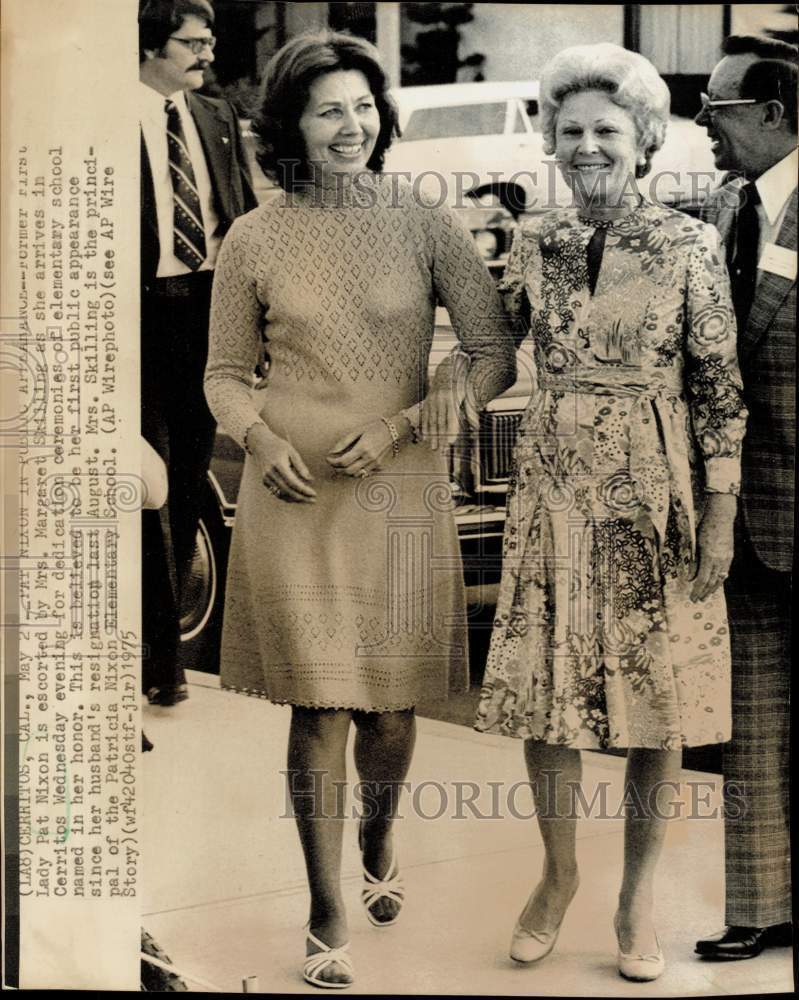 1975 Press Photo Former First Lady Pat Nixon, Margaret Skilling in Cerritos, CA