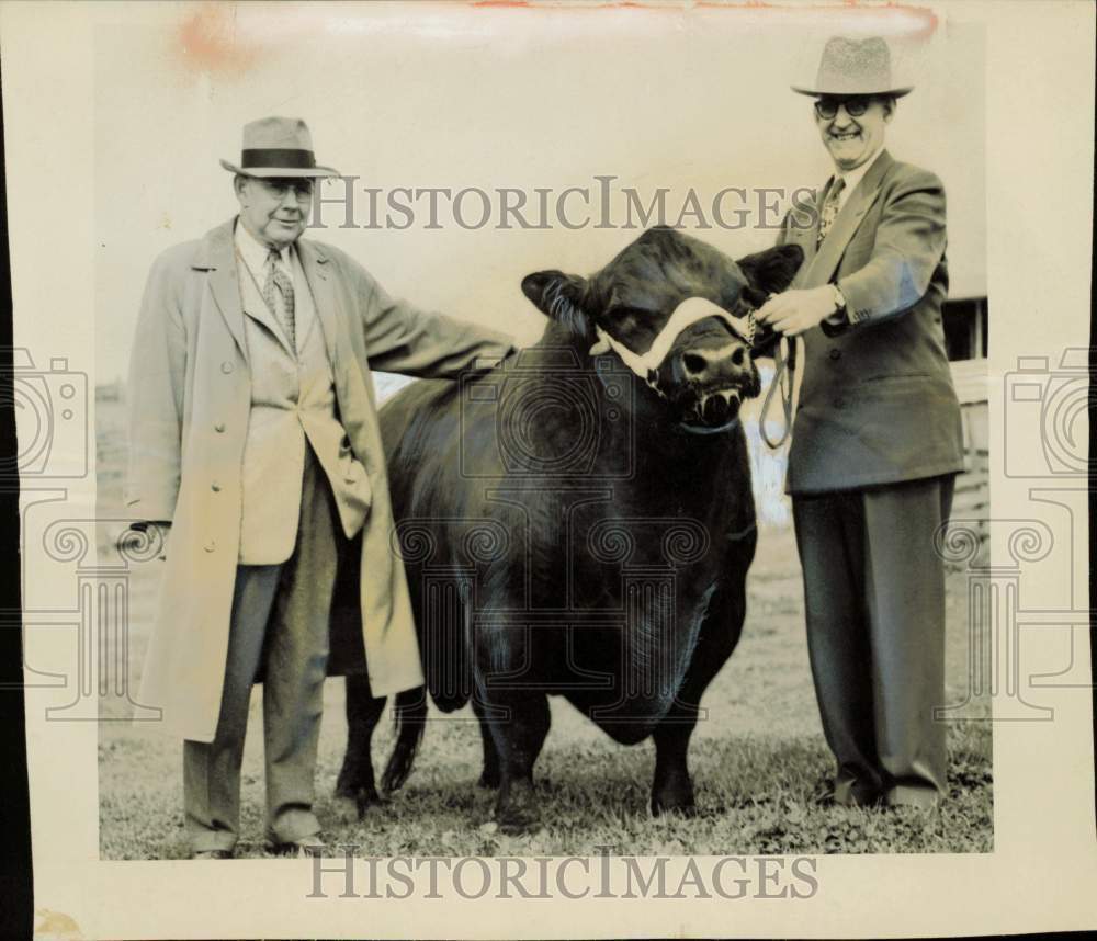 1953 Press Photo Julian Adams selling bull Esquire to Lawson Turner in Virginia