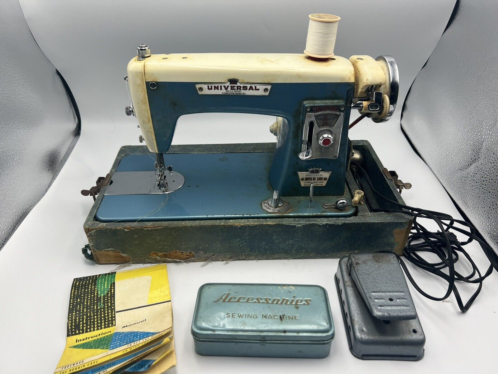 Vintage Super Deluxe Universe Precision Sewing Machine