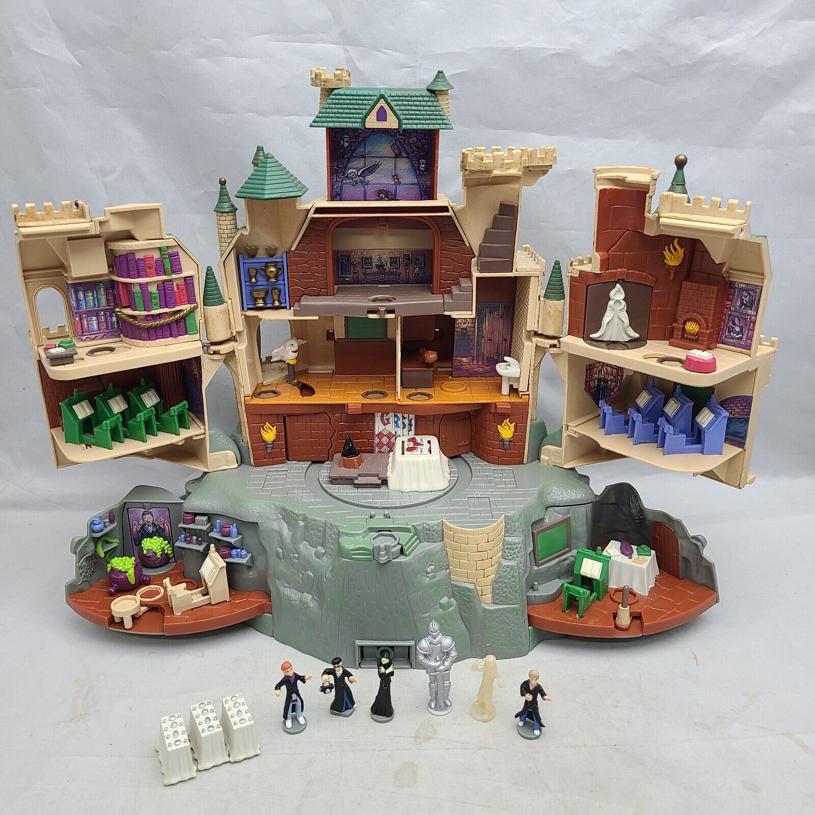Harry Potter Polly Pocket Hogwarts Castle Playset 2001 With Figures And Pieces