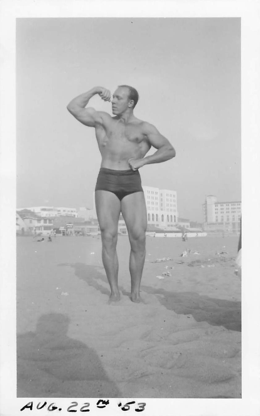 1953 Sexy Buff Muscle Man Beach Snapshot Photo Weightlifting Gay Int. Flexing