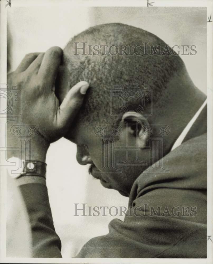 1970 Press Photo Reverend Johnnie Hobbs shows discouragement at rally.