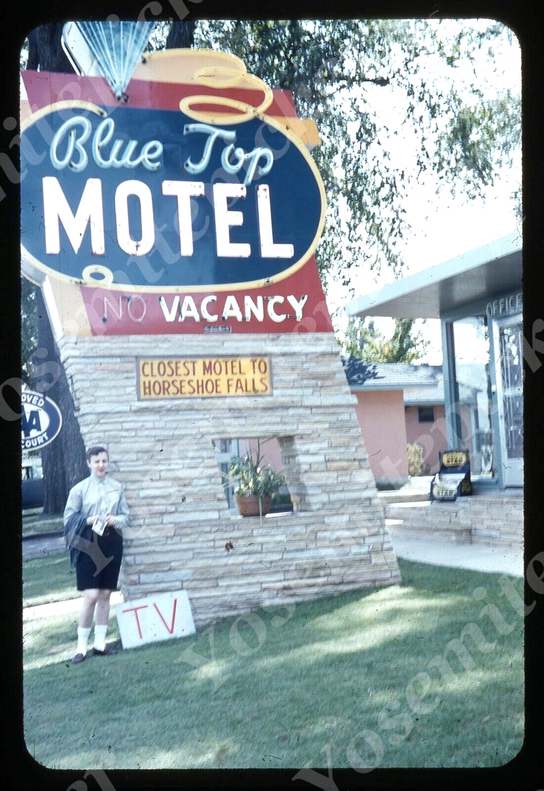 sl88 Original slide 1950\'s Red Kodachrome Blue Top Motel sign women 717a