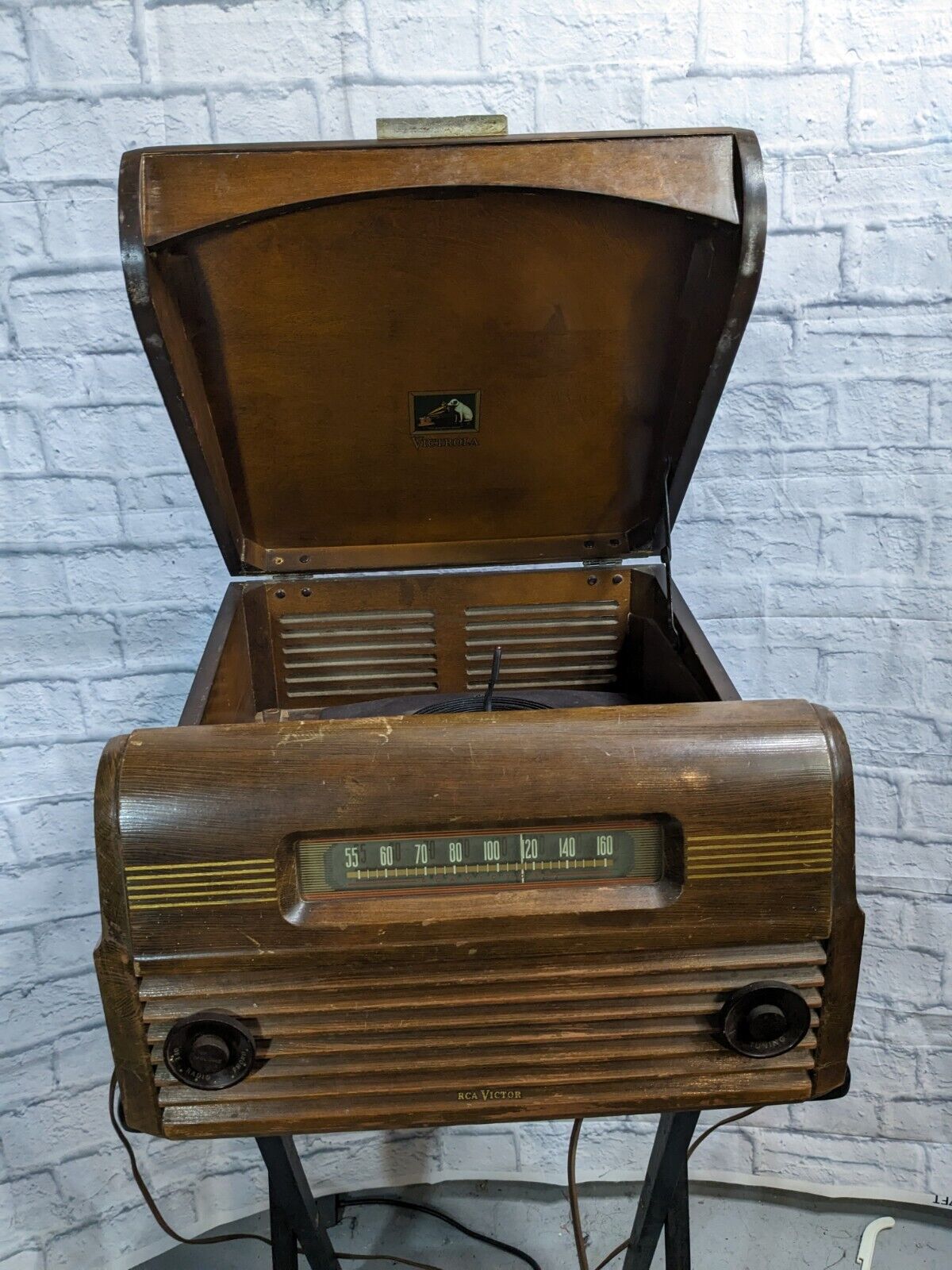 1948 RCA Victor Victrola Model 77U Tube Radio/Record Player Radio Works.   