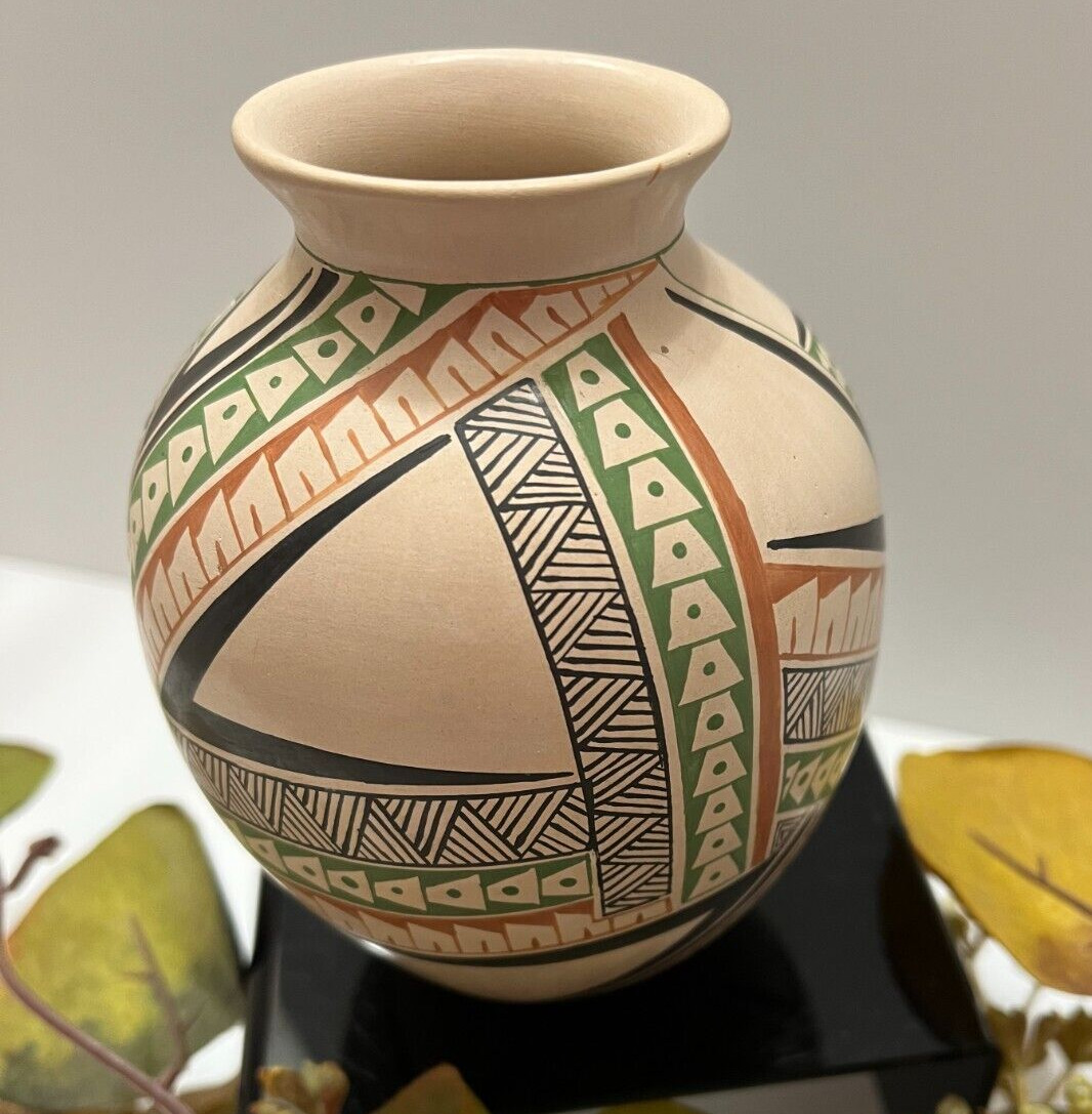 Mata Ortiz Pottery Fine Folk Art Silvia Veloz Mexican Paquime Polychrome Clay