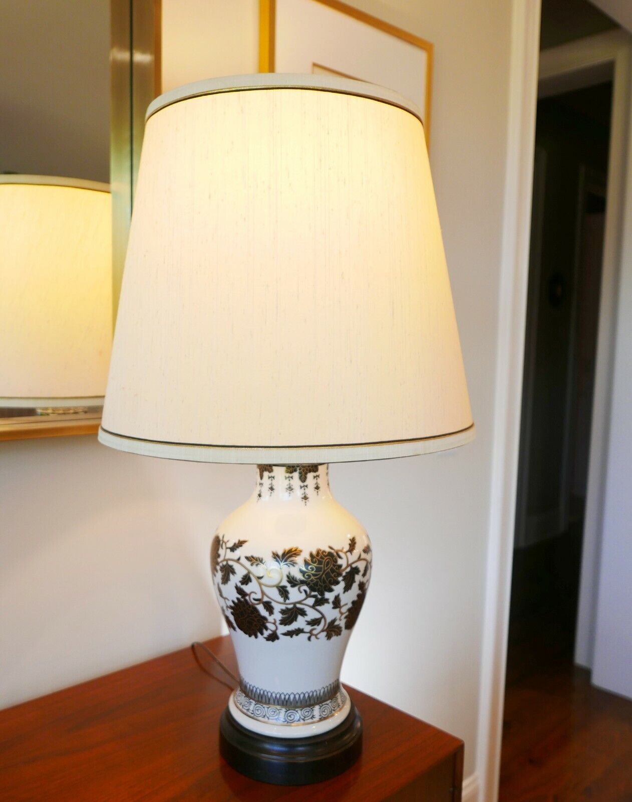 Vintage Fredrick Cooper Chicago USA Asian Chinoiserie White MCM Table Lamp