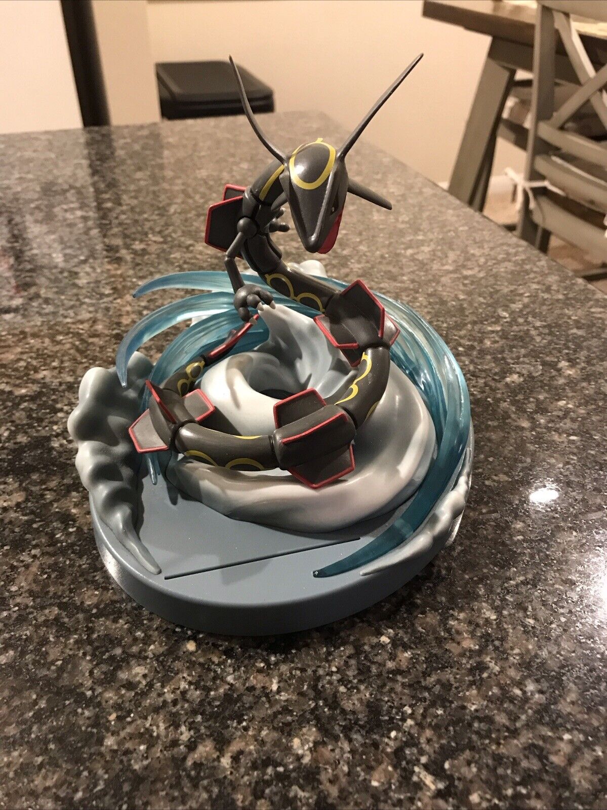 Pokémon Hidden Fates Shiny Rayquaza Statue Figure Limited Collection