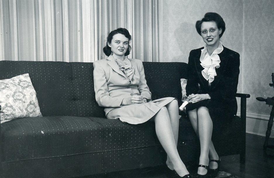 PP253 Vtg Photo TWO WOMEN IN DRESS SUITS ON COUCH c 1940\'s
