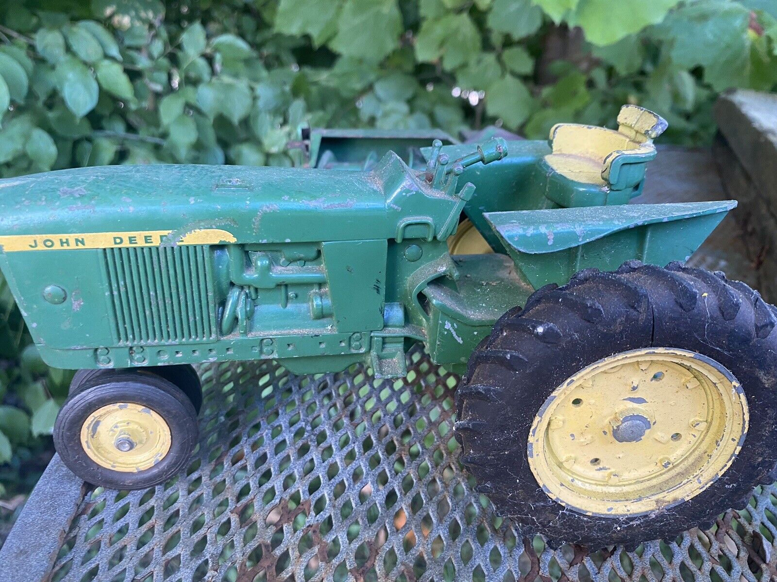Vintage John Deere ERTL 1/16 Die Cast 3010 Narrow Front farm toy original.