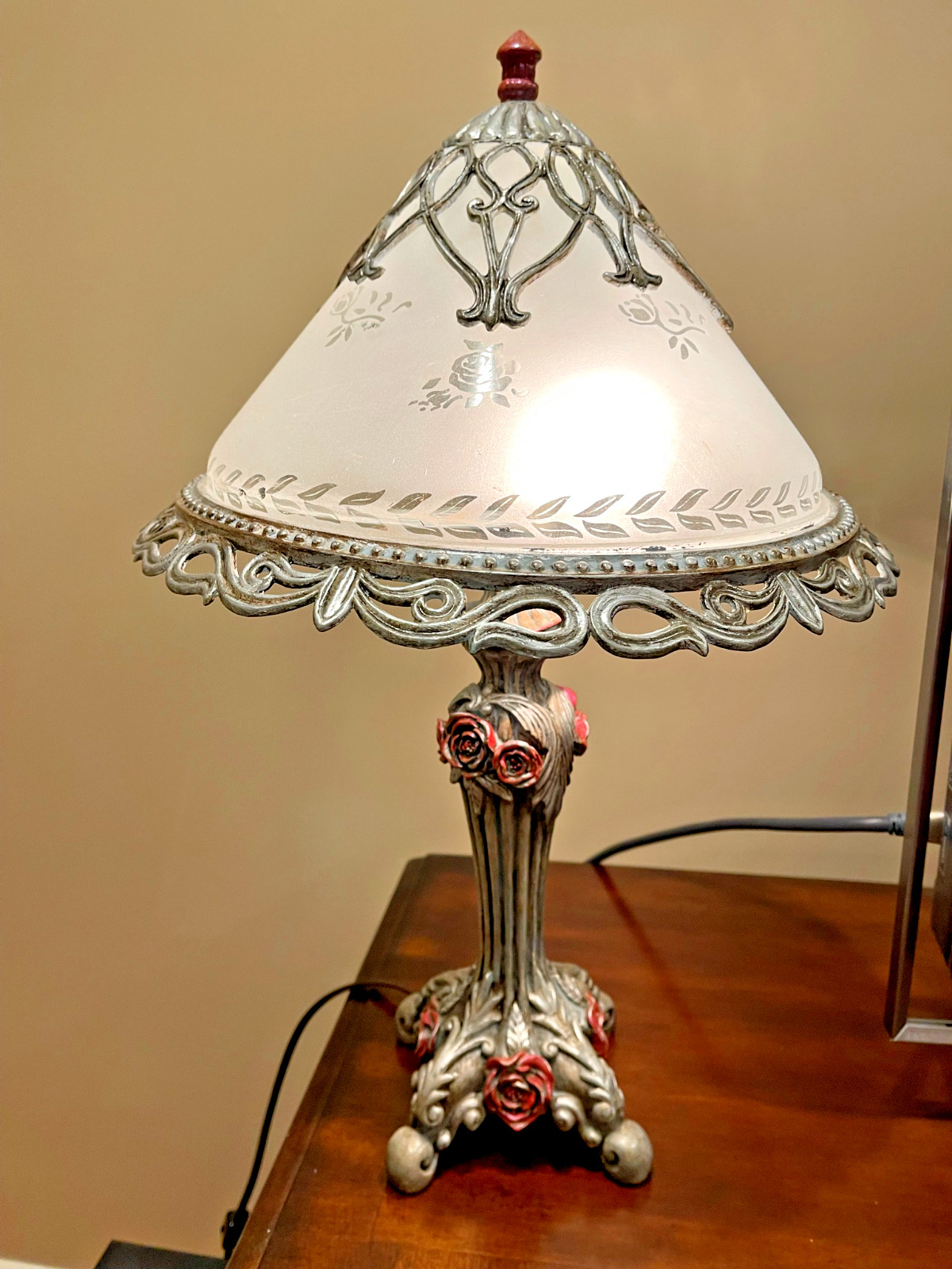 HAND PAINTED METAL & GLASS SHADED ORNATE VICTORIAN GOTH TABLE LAMP 20\
