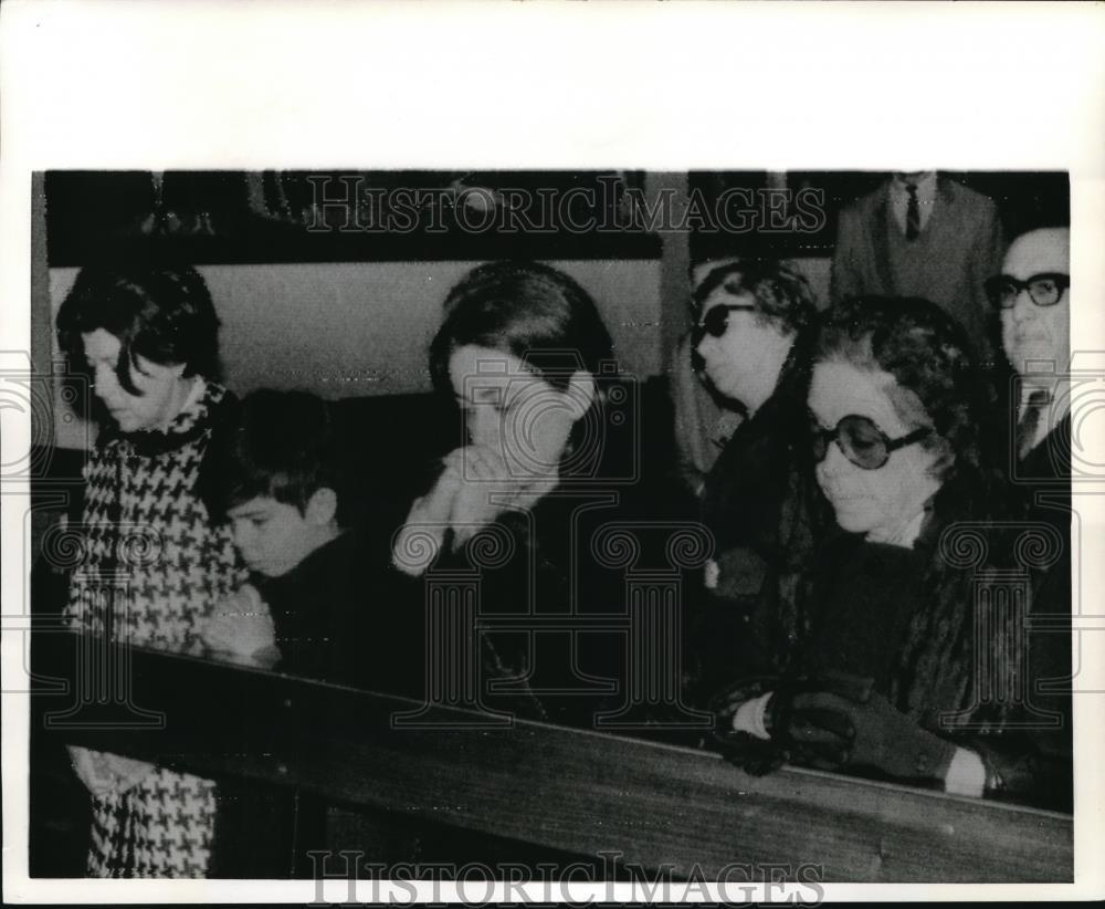 1970 Press Photo Buenos Aires shown praying Sara Aramburu wife of kidnapped