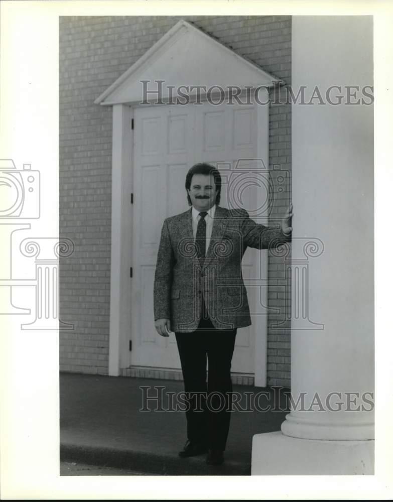 1989 Press Photo Reverend Martin Taylor at Shepard\'s Fold Church - noc88383