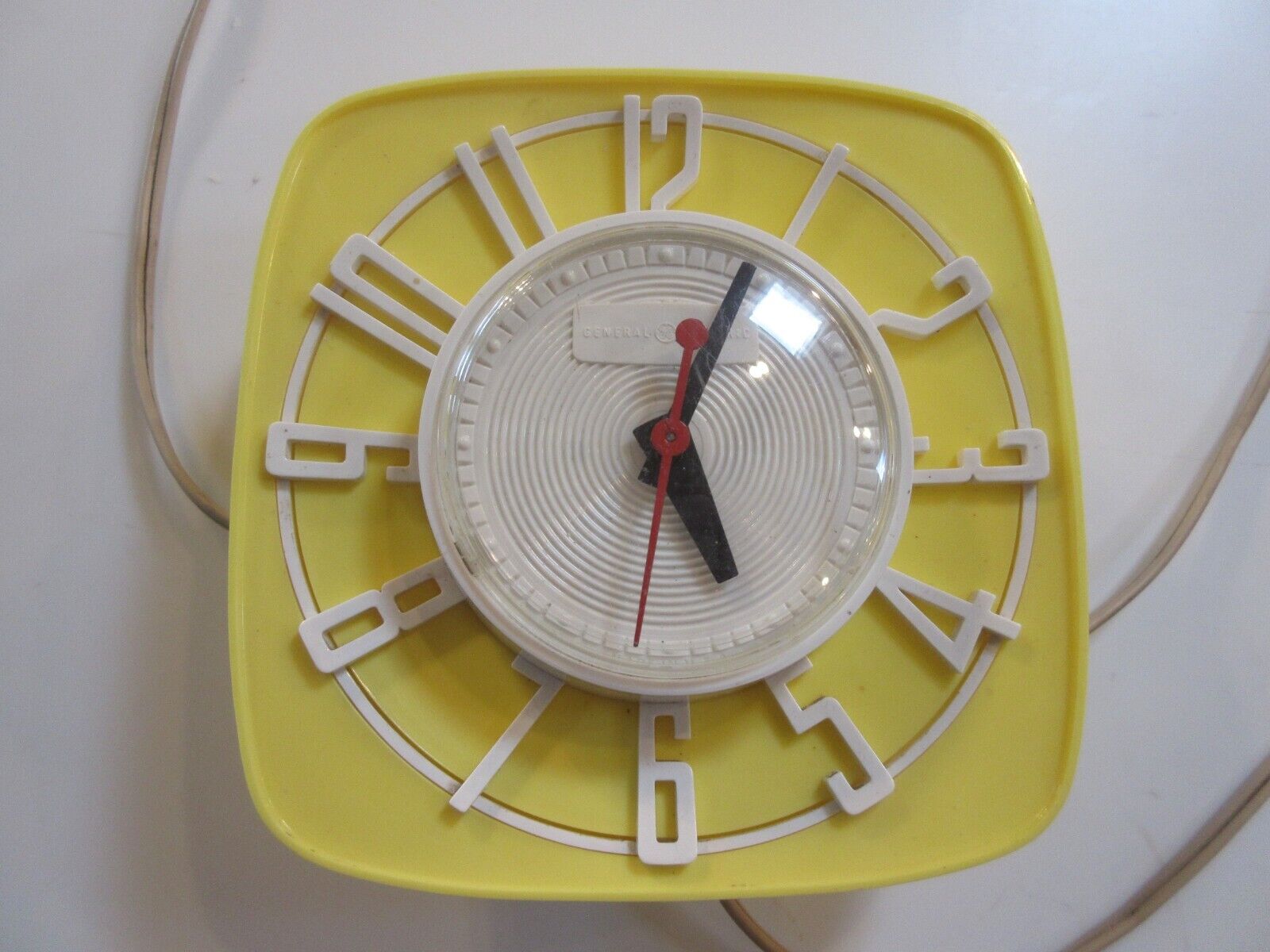 Vintage MCM Yellow General Electric Wall Clock Model 2H44 Retro