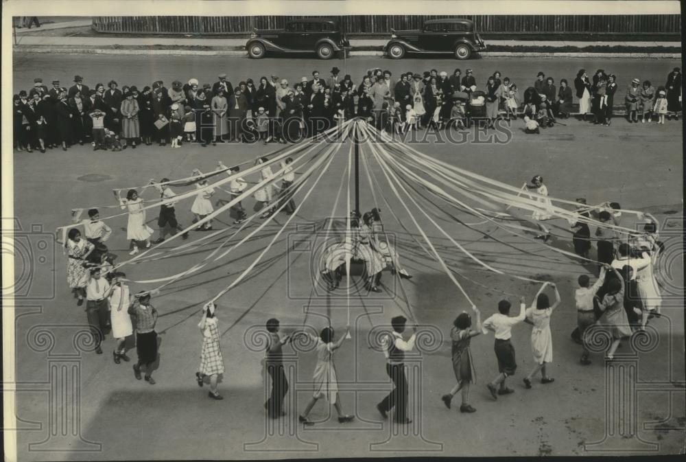 1935 Press Photo Children participate in outdoor Maypole dancing in Milwaukee