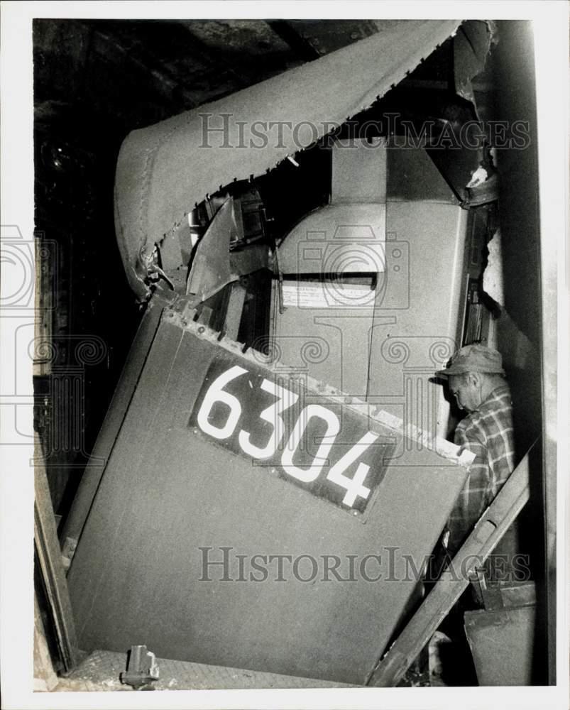1970 Press Photo Worker Looks At Sheared Side of Subway Train after Crash, NYC