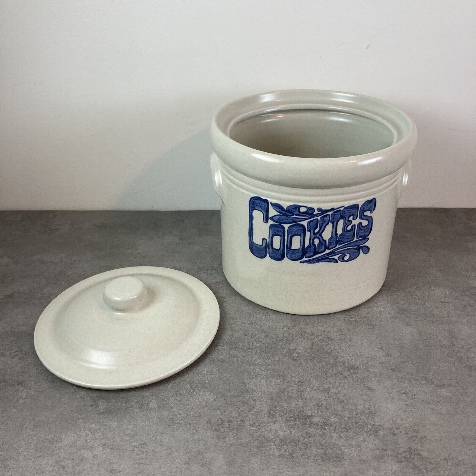 Vintage Pfaltzgraff Yorktowne Stoneware Blue & White Cookie Jar w/ lid USA 507Y