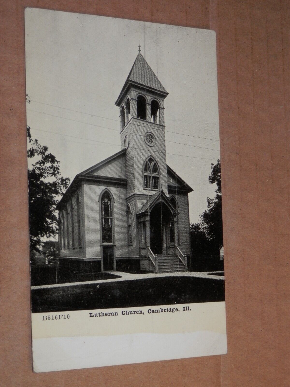 CAMBRIDGE IL - 1907-1915 ERA POSTCARD - LUTHERAN CHURCH - HENRY COUNTY