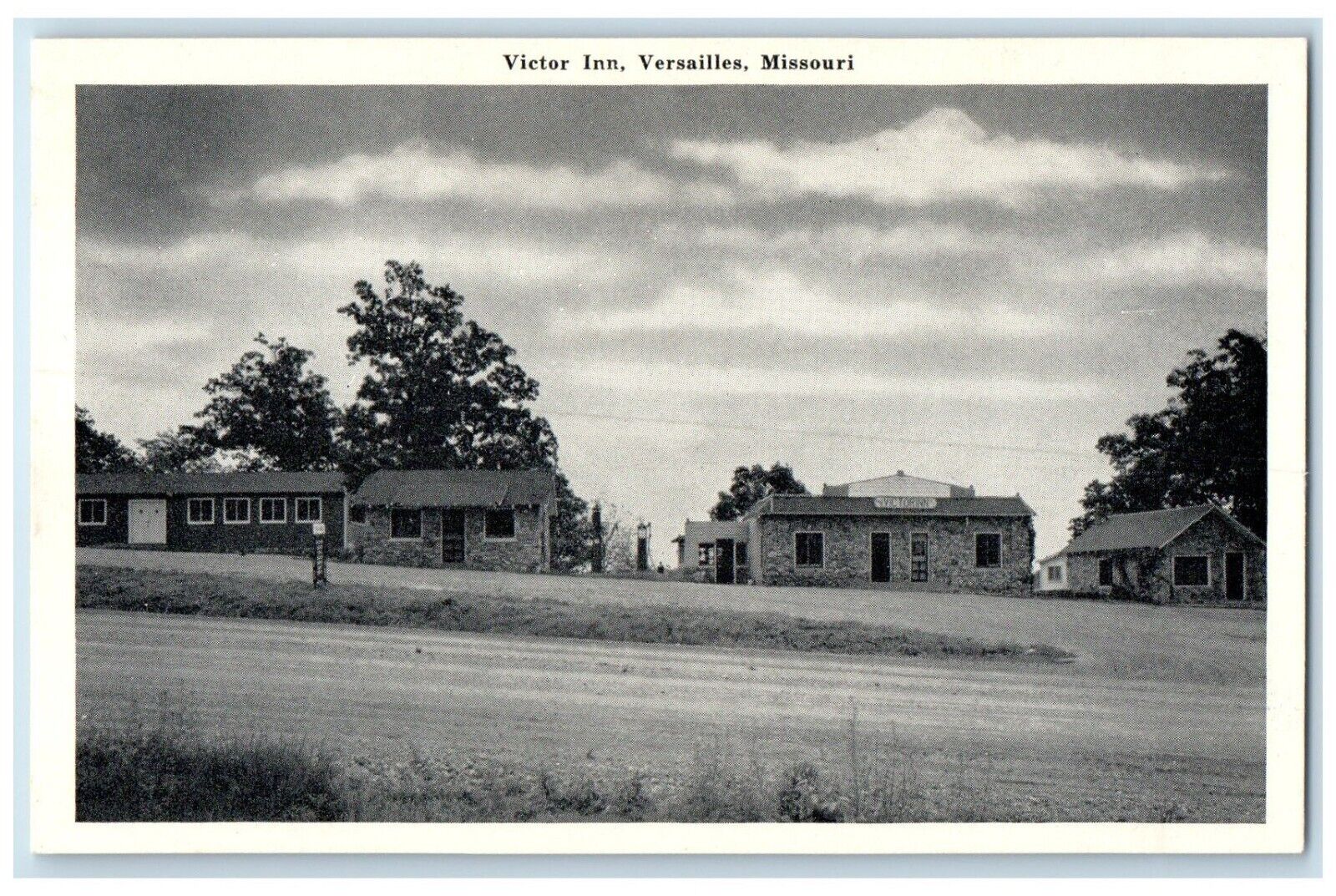 c1940 Panorama Victor Inn Building Versailles Missouri Vintage Unposted Postcard