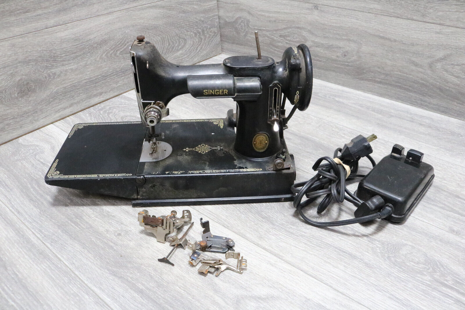 Distressed 1952 SINGER Featherweight, Sewing Machine w/Accessories (PARTS AS IS)