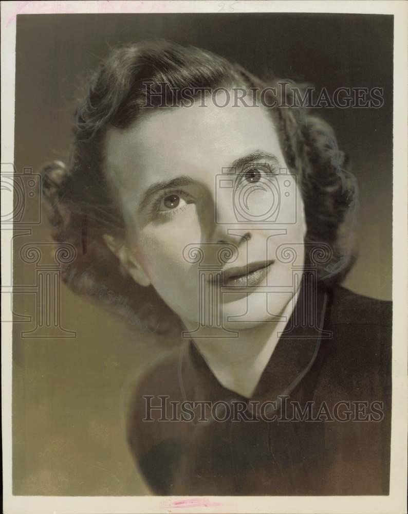 1947 Press Photo Grace Matthews appears on CBS radio show \