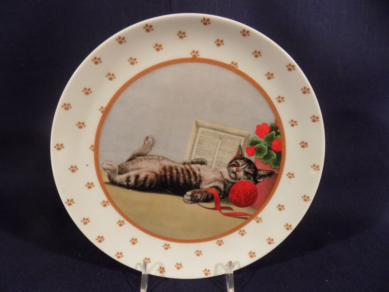 VINTAGE 1986 LOWELL HERRERO SLEEPING CAT WITH BALL OF YARN PLATE - EXCELLENT