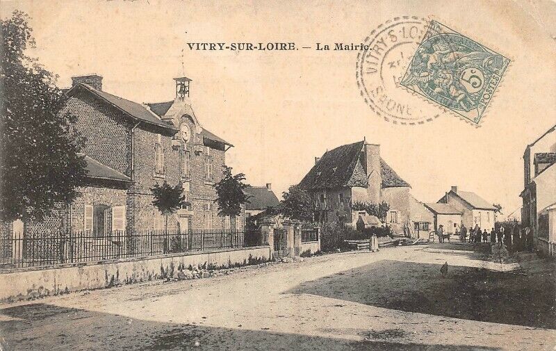 VITRY-sur-LOIRE - the town hall