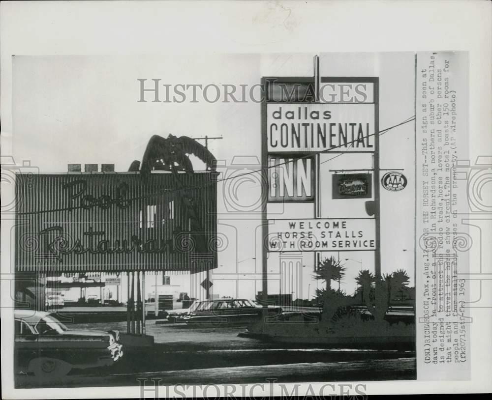 1963 Press Photo Sign at a motel in Richardson, Texas attracts the rodeo trade
