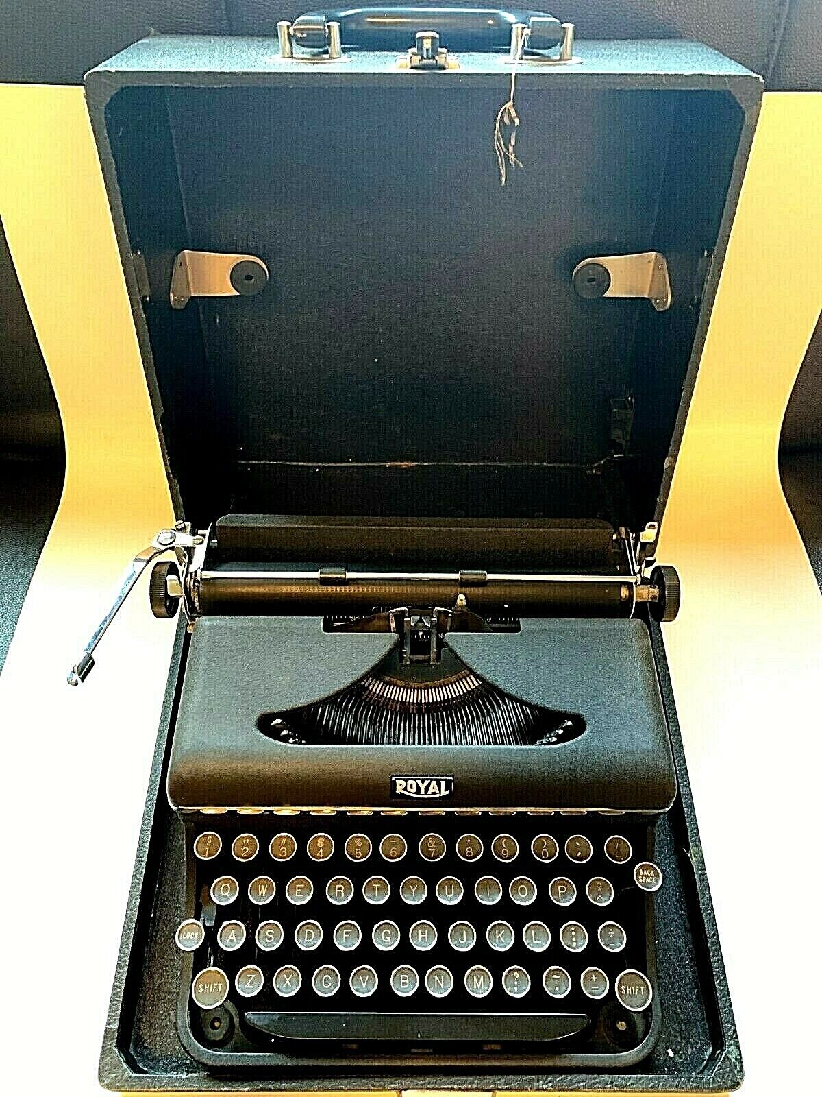Vintage Royal Varsity Portable Typewriter in Case 1940 D88-139471 w/ Key
