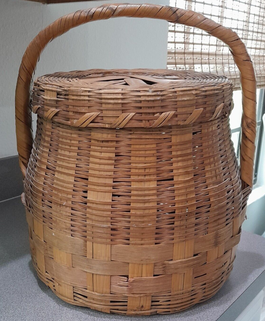 Vintage Farmhouse Large Round Wicker Basket With Handle And Lid  Market Basket