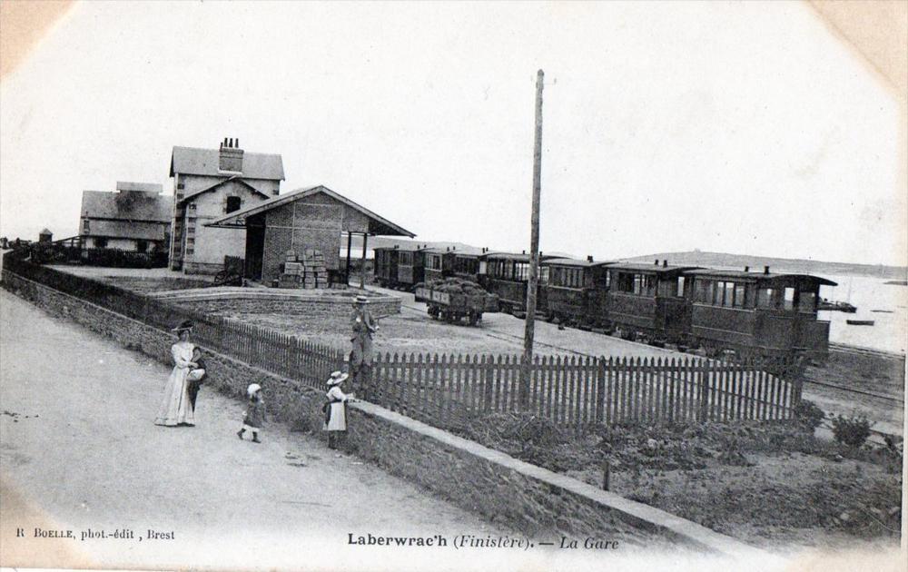 CPA 29 LABERWRAC'H STATION (TRAIN IN STATION (back not divided) MUST BE RARE
