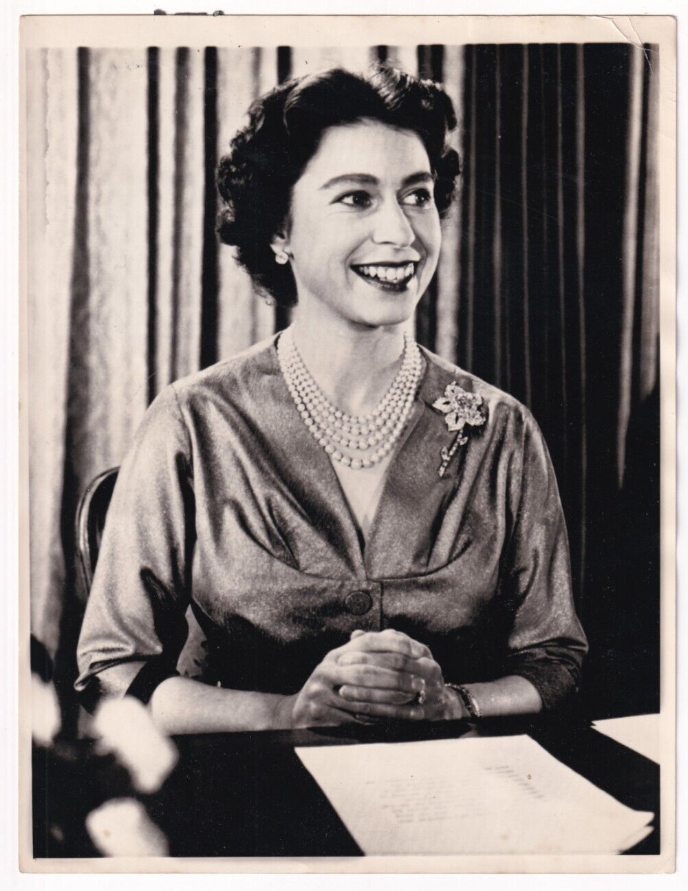 SMILING ENGLAND´S QUEEN ELIZABETH AT CANADIAN TV 1957 AWESOME Photo Y 365