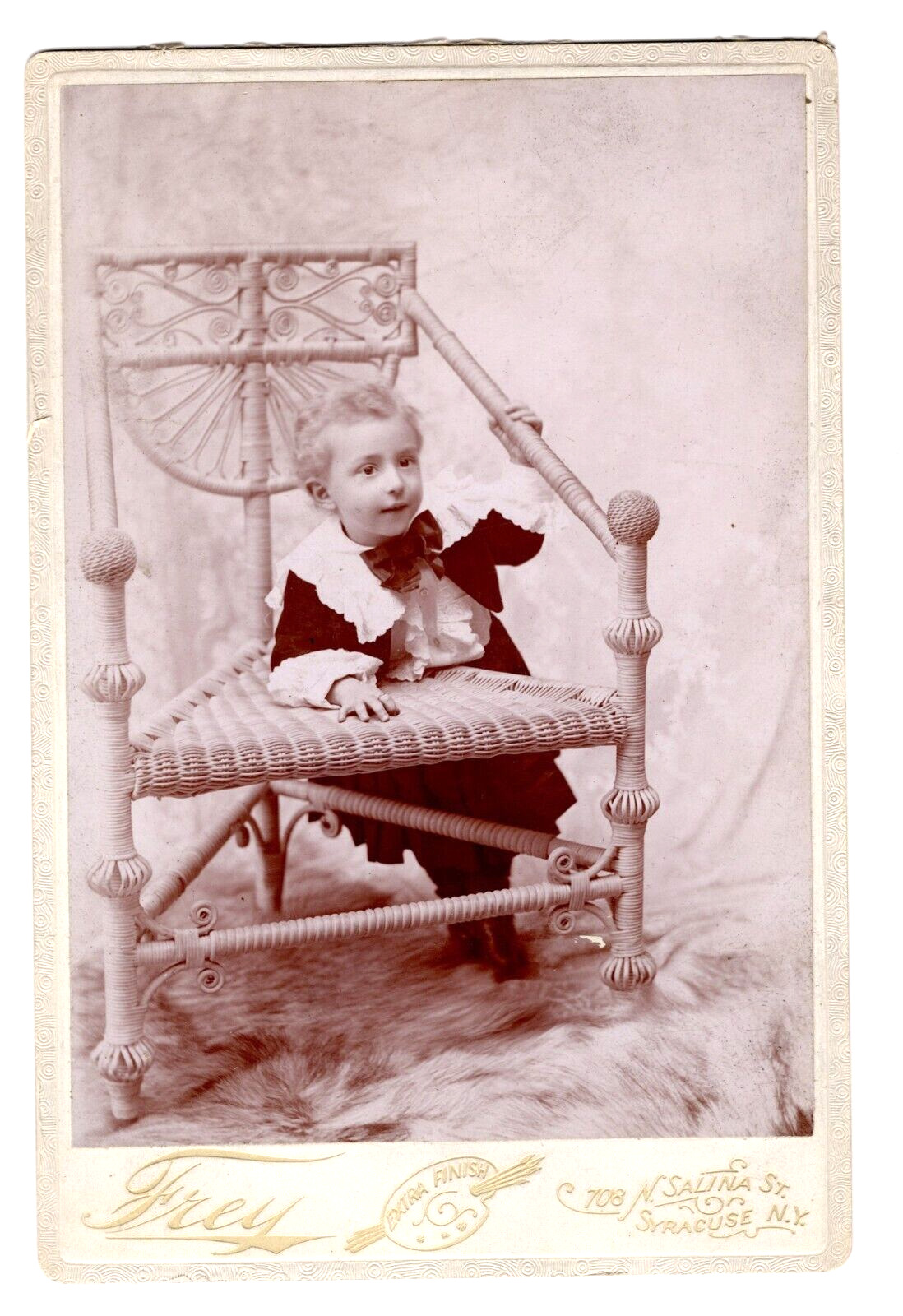 ADORABLE SMILING CHILD : FASHIONABLE : SYRACUSE, NEW YORK : CABINET CARD