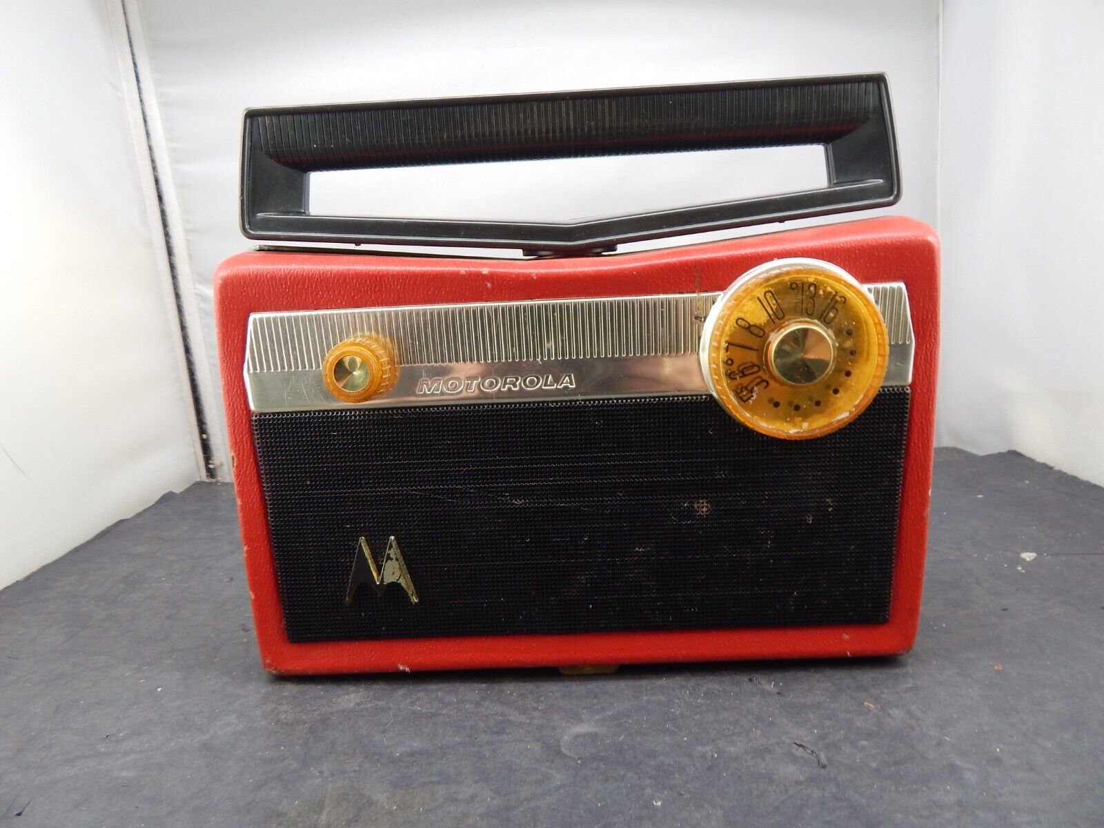 50\'s MOTOROLA Golden Voice 5P32R AM Tube Portable RADIO in RED