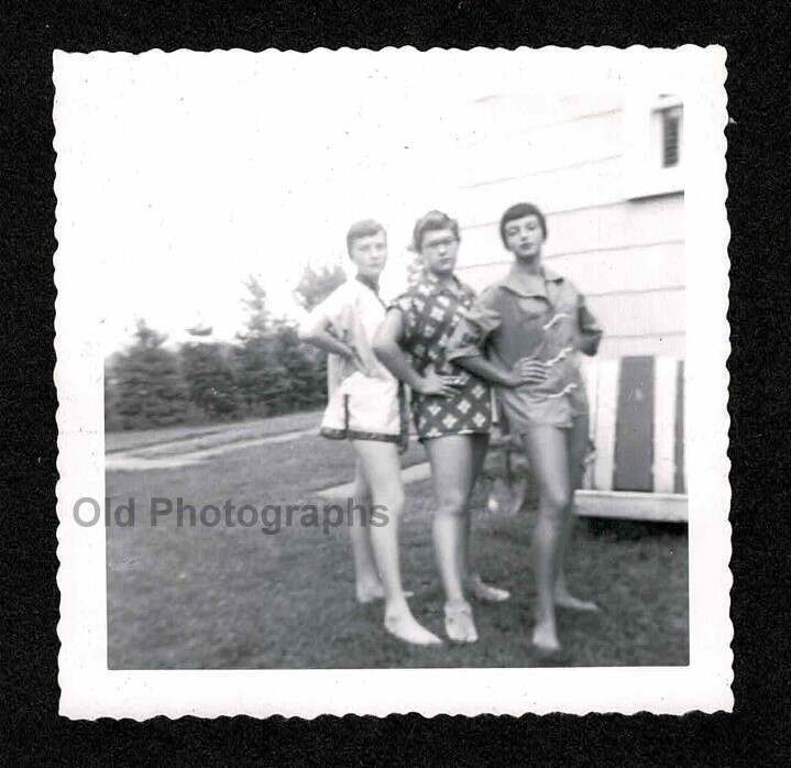 3 YOUNG LADIES HANDS HIPS LEGS FEET FORWARD OLD/VINTAGE PHOTO SNAPSHOT- I929