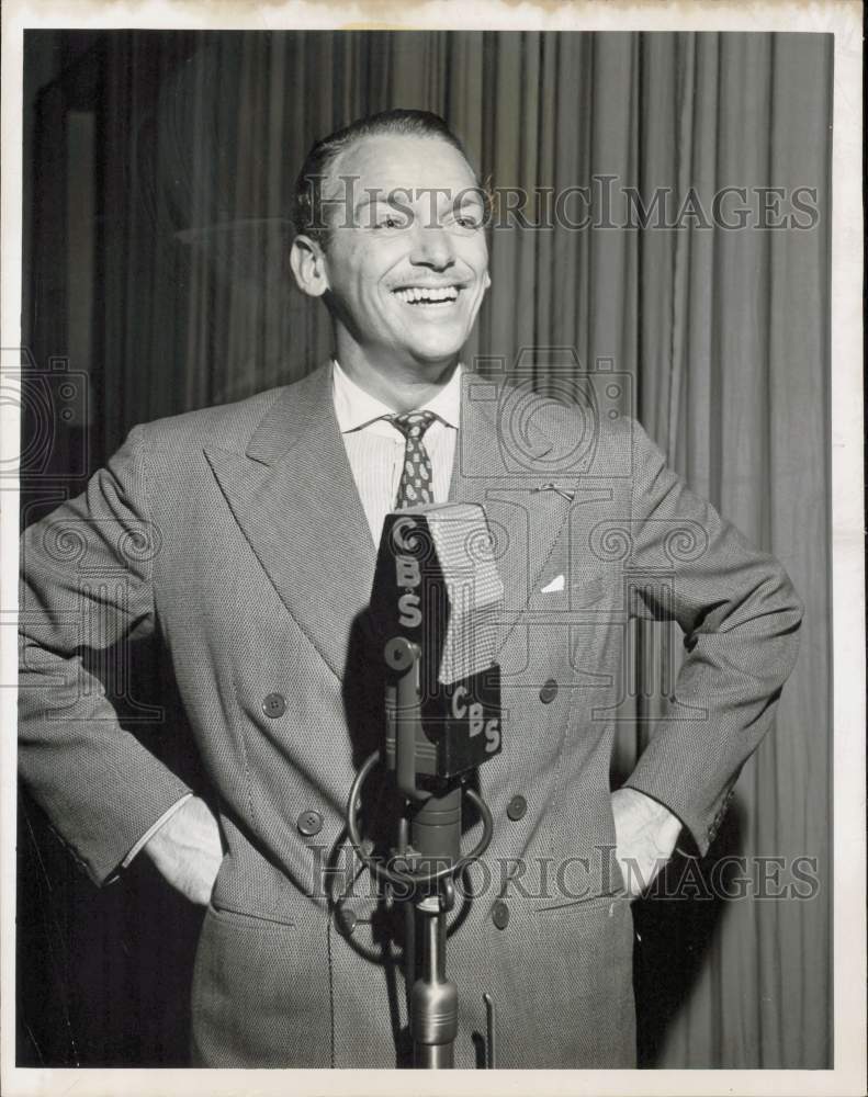 1951 Press Photo Douglas Fairbanks during CBS Radio broadcast - lra78765