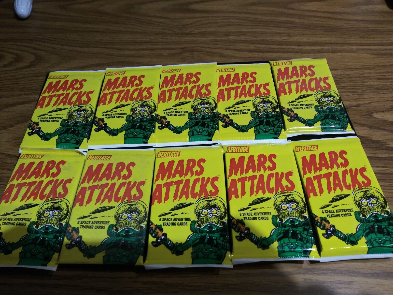 TOPPS HERITAGE MARS ATTACKS CARDS - 20 NEW SEALED PACKS - 2012 