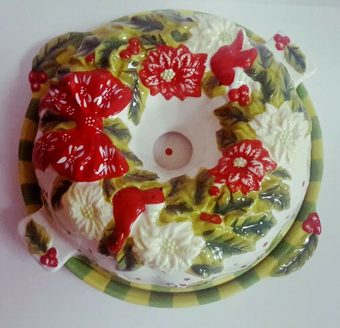 Temptations Christmas Bundt Cake Pan Ceramic Holiday Holly Wreath UNUSED