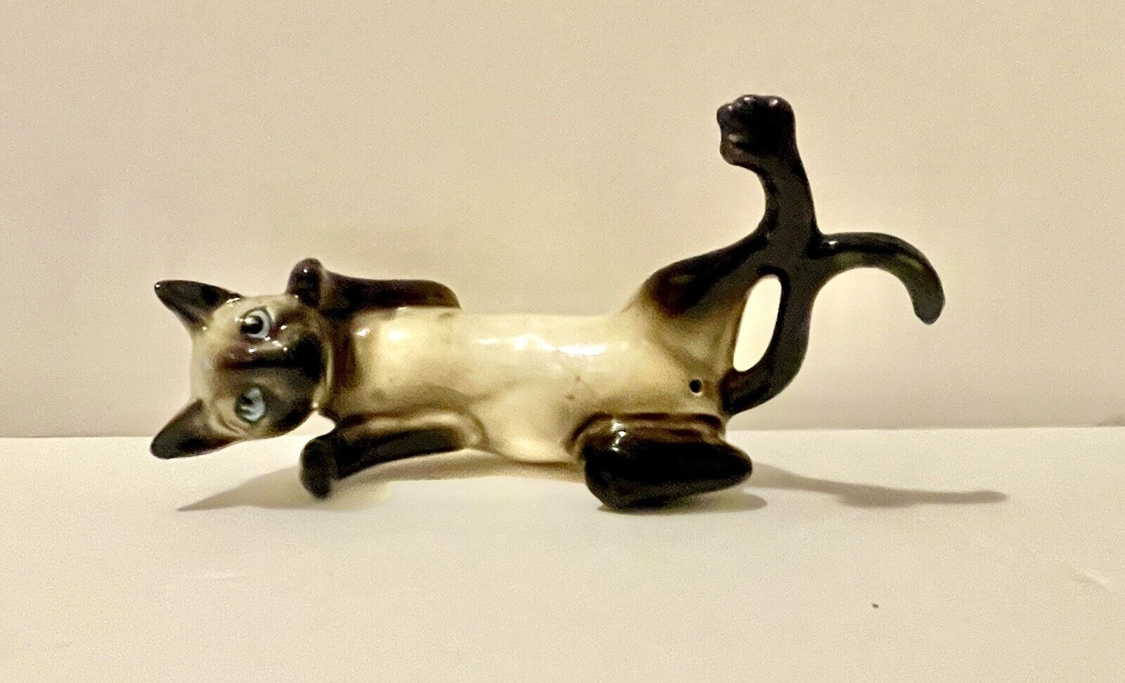 Vintage MCM Porcelain Siamese Blue Eyed Cat Laying Down Figurine 6”