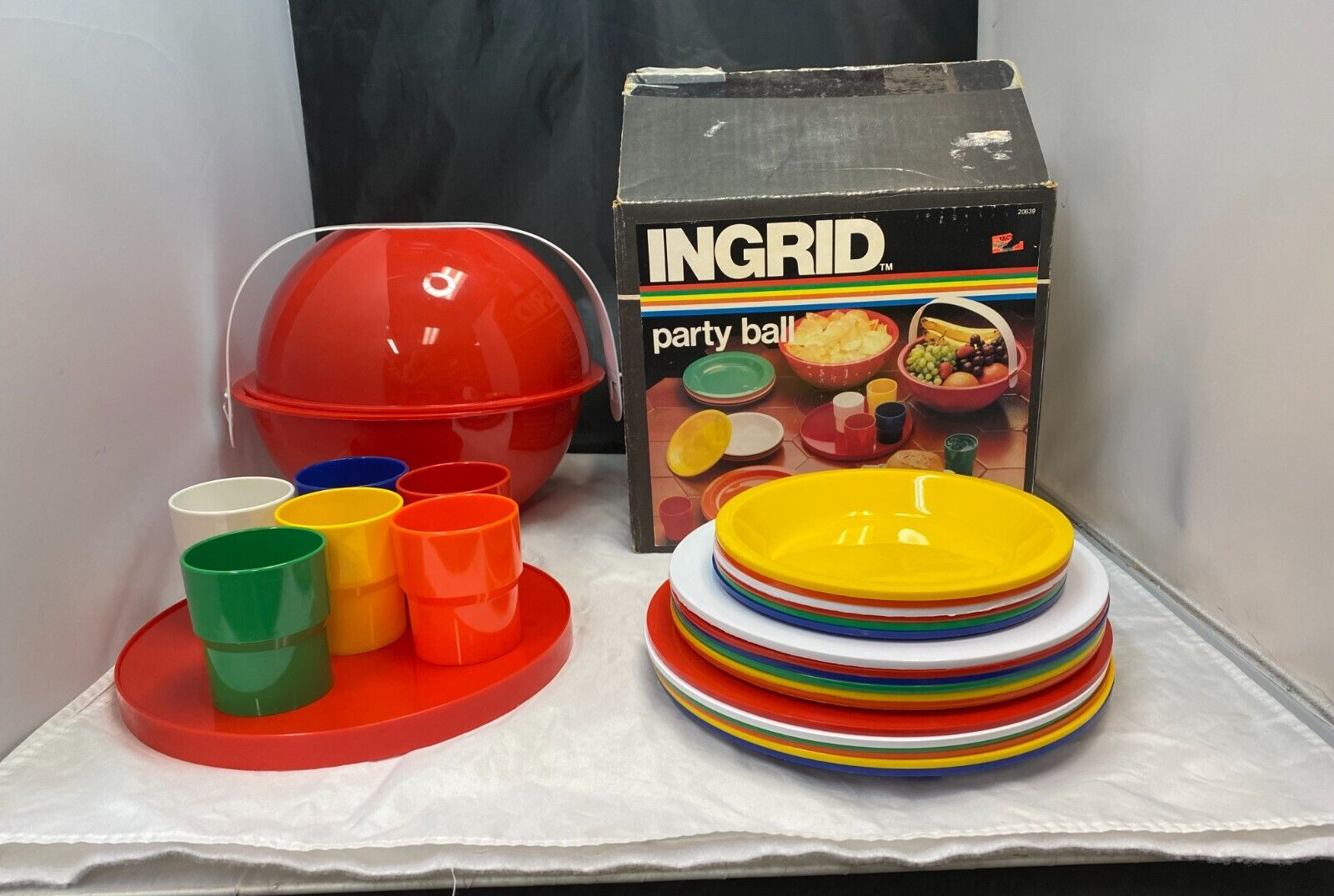 Vintage MCM Red Ingrid Chicago Travelling Picnic Party Ball 27 Pieces Open Box