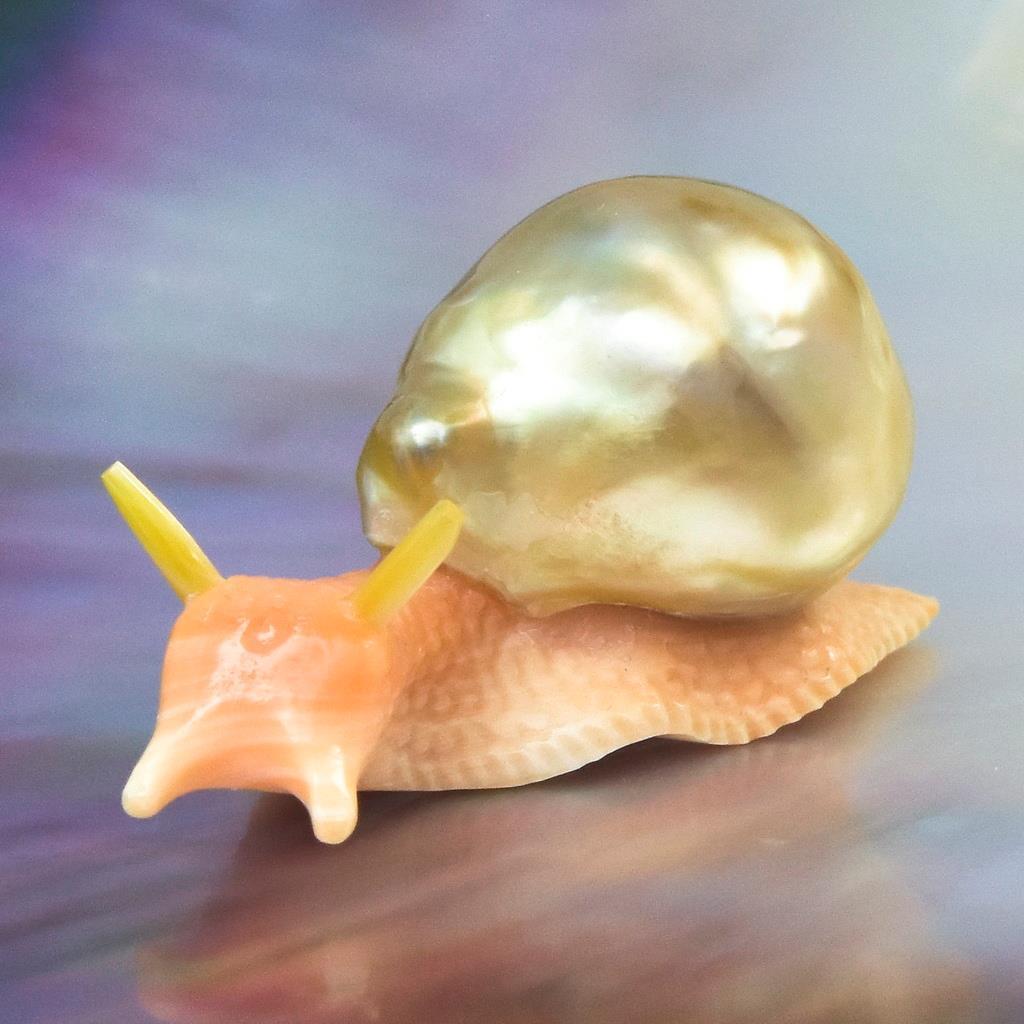 South Sea Baroque Pearl & Carved Apricot Syrix Trumpet Shell Snail Design 5.42 g