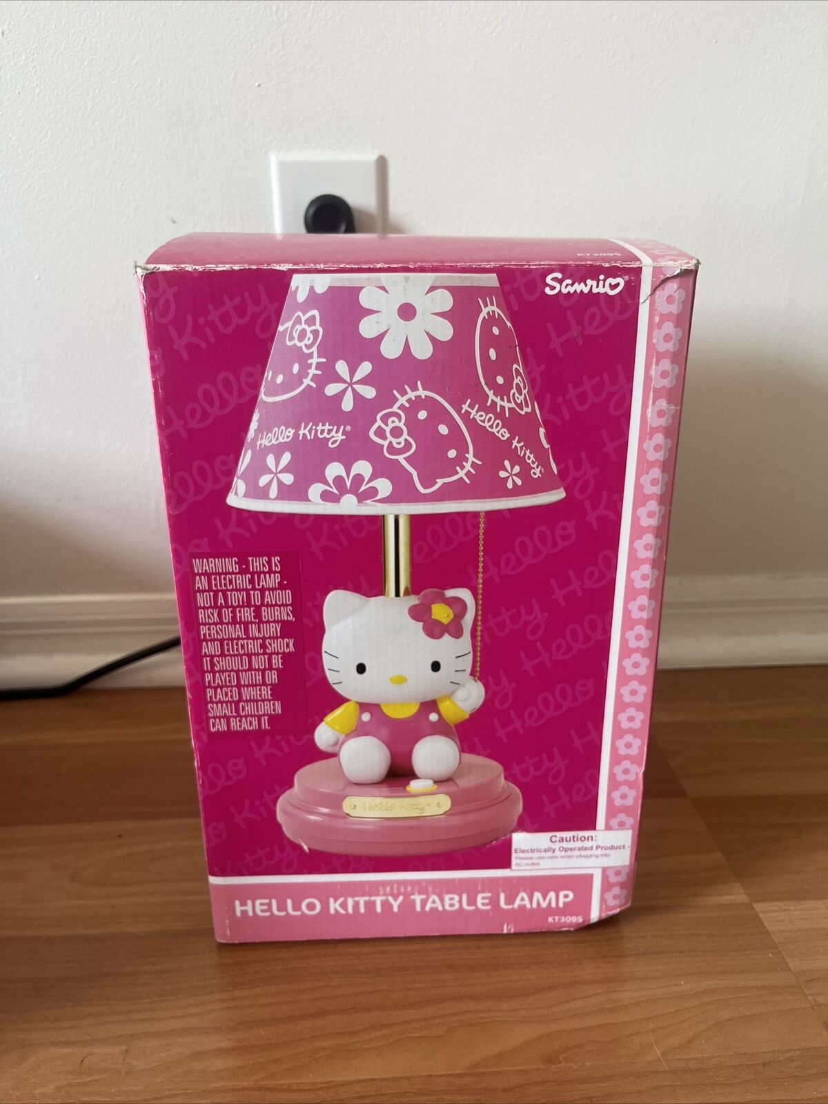 2007 Sanrio HELLO KITTY Table Lamp with Original Pink Shade KT3095 NEW IN BOX