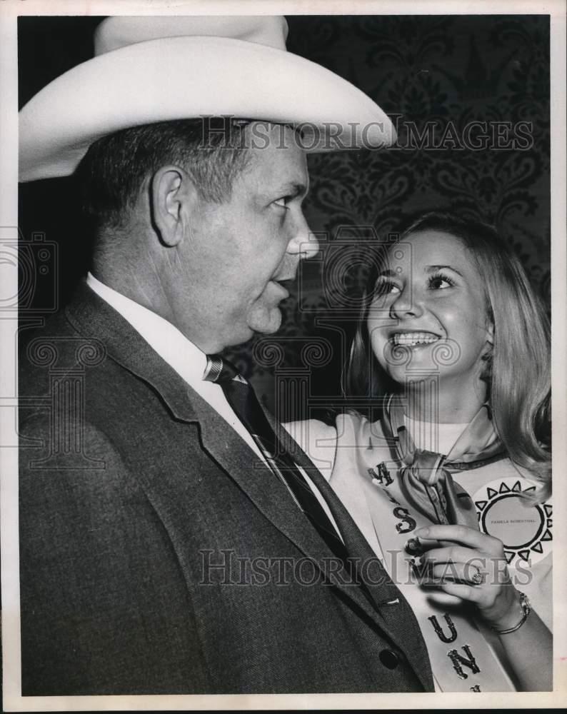 1969 Press Photo Dr. Robert Crouch with Pamela Rosenthal, both of United Fund