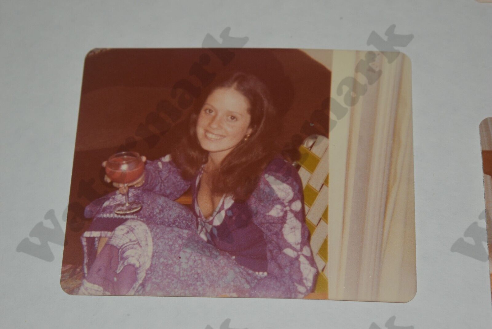 1970s candid busty brunette woman with drink VINTAGE PHOTOGRAPH  Hj