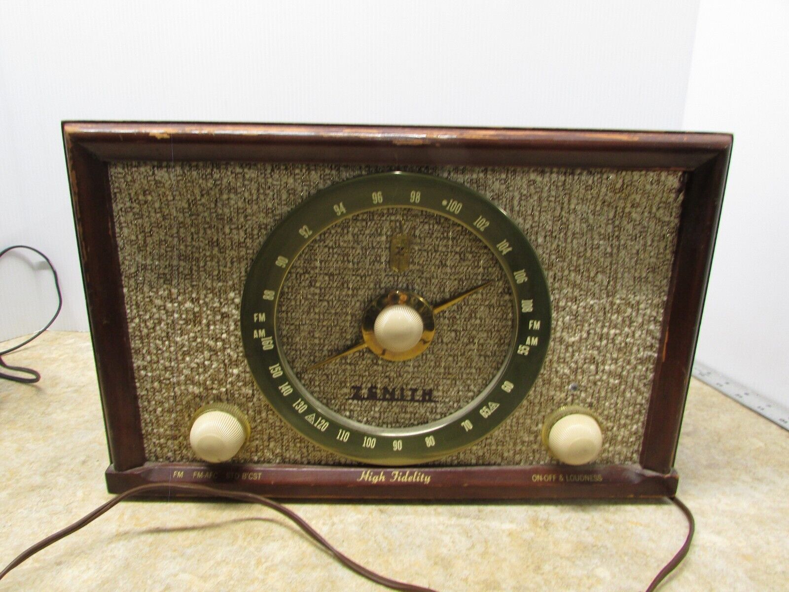Vintage MCM Zenith Model B835R AM/FM Radio