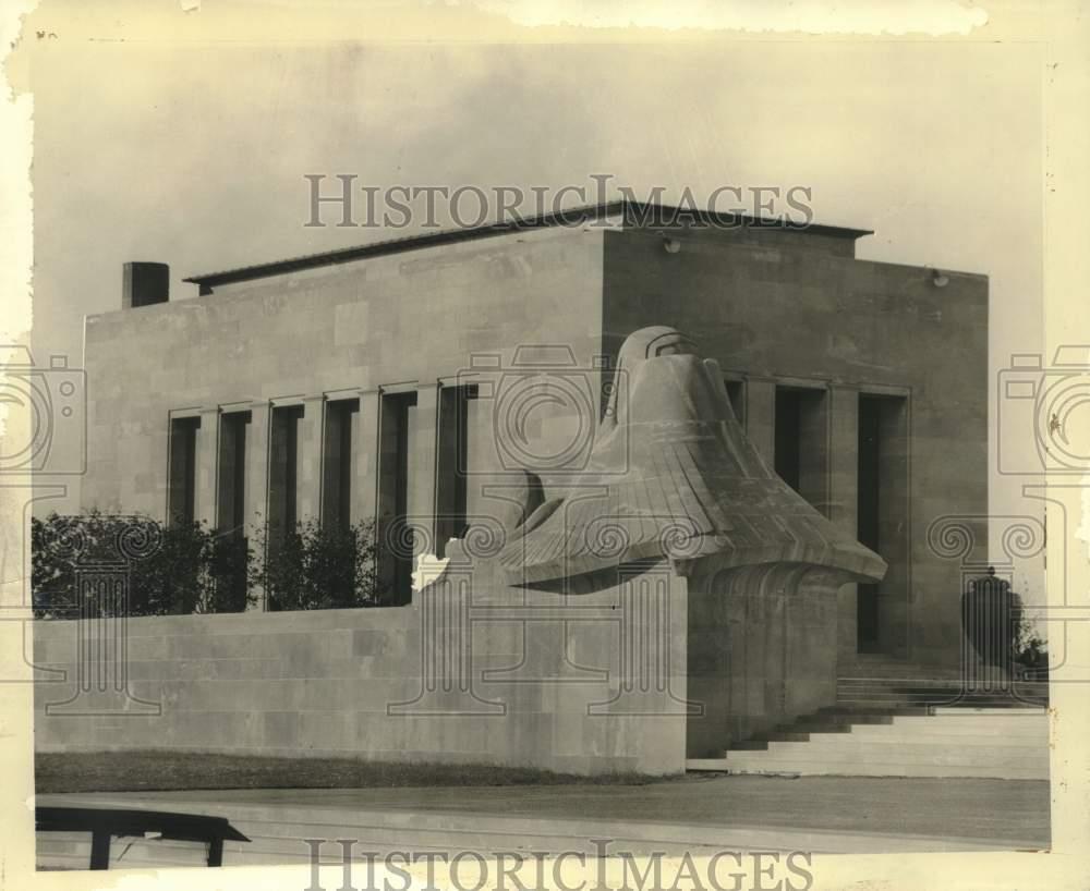 1977 Press Photo Sphinx sculpture guards the entrance of Liberty Memorial