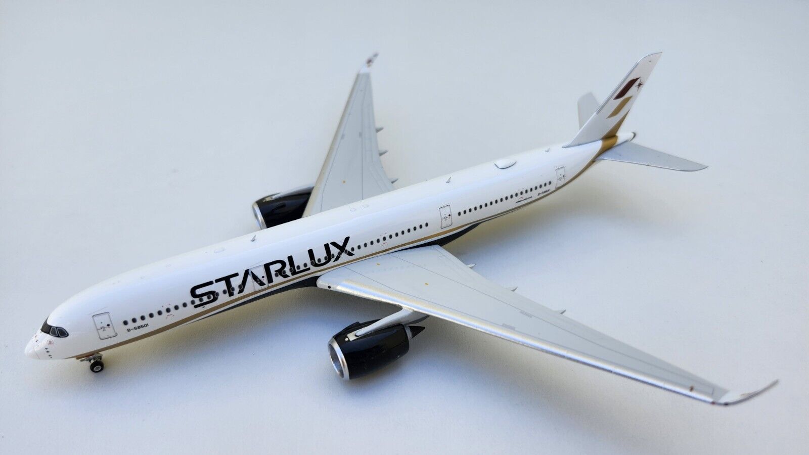 1:400 Phoenix Starlux Airlines Airbus A350-900 PH404414 B-58501 Diecast Model