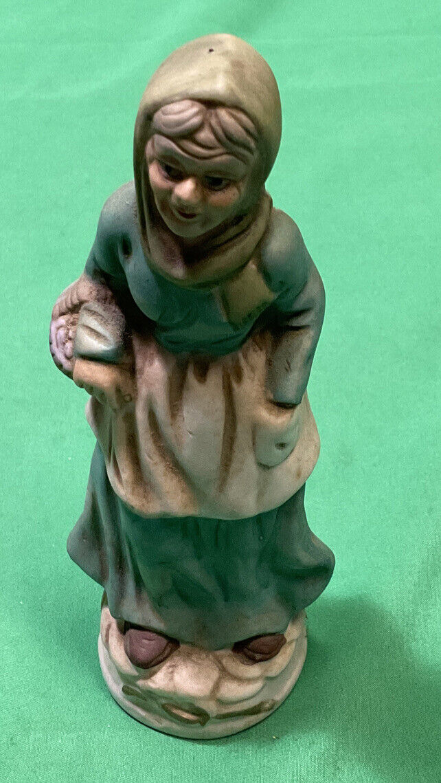 VTG Ceramic Old Woman With Basket Figurine 6.75\