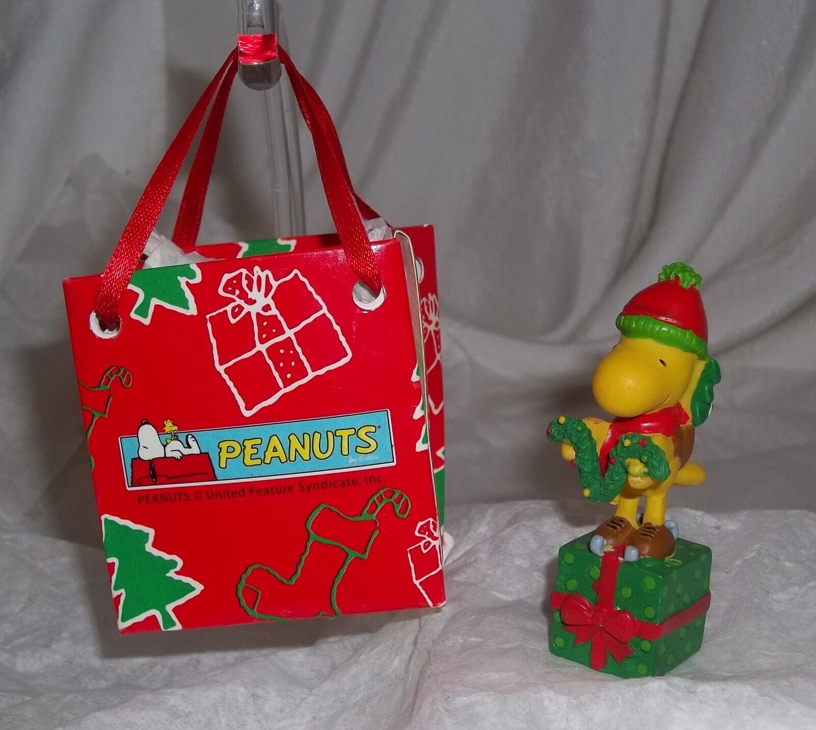 2005 COYNE\'S & COMPANY ~ PEANUTS Christmas Mini Gift Bag & WOODSTOCK Figure 2½\