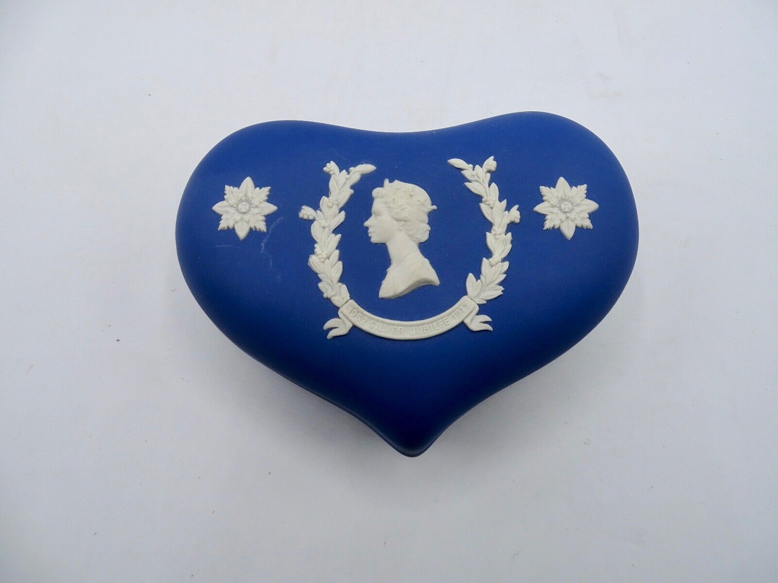 Wedgwood Royal Blue Jasperware HRM Queen Elizabeth II Silver Jubilee Heart Box