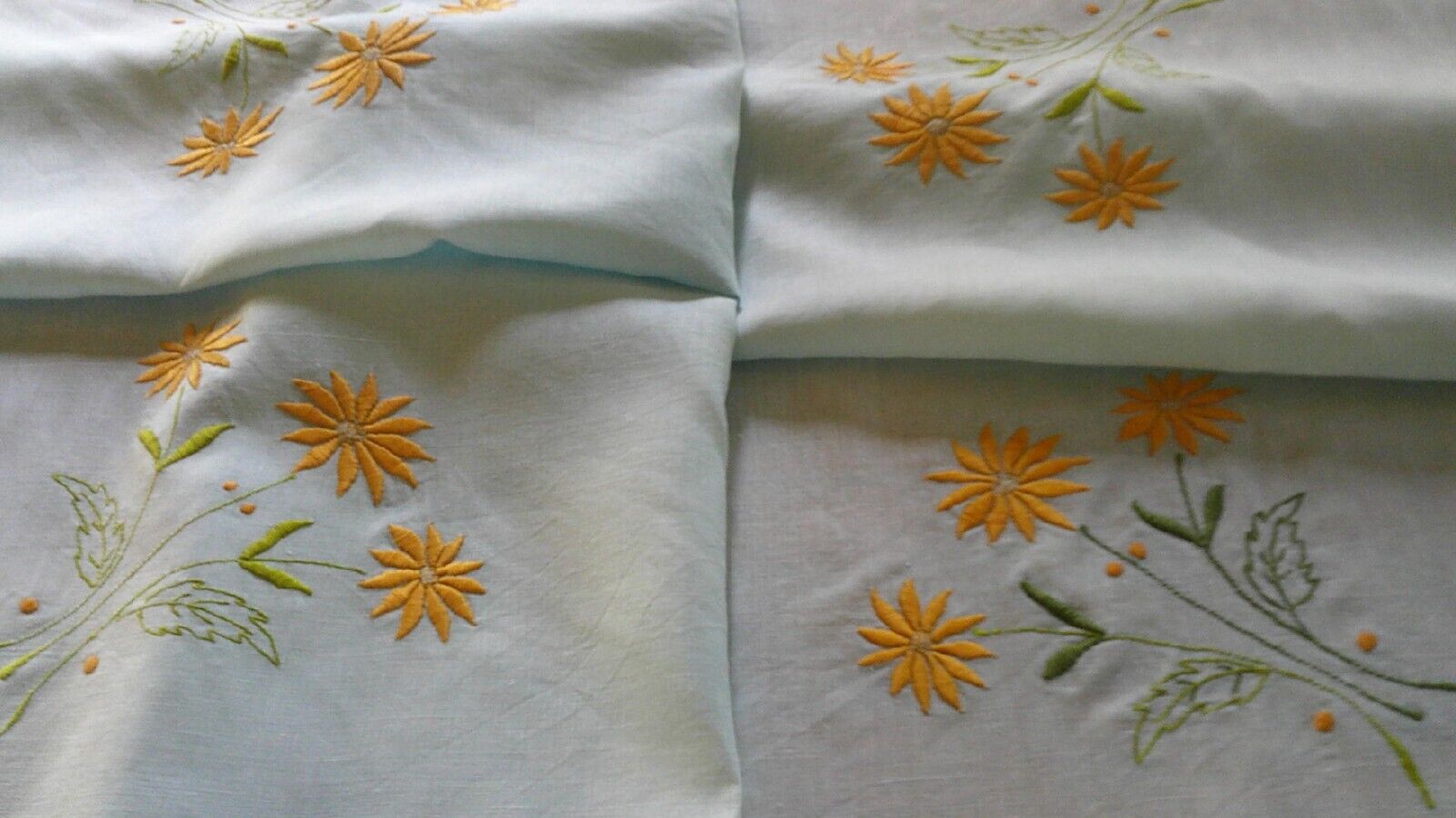 BEAUTIFUL ANTIQUE  HAND EMBROIDERED FINE IRISH LINEN  TABLECLOTH
